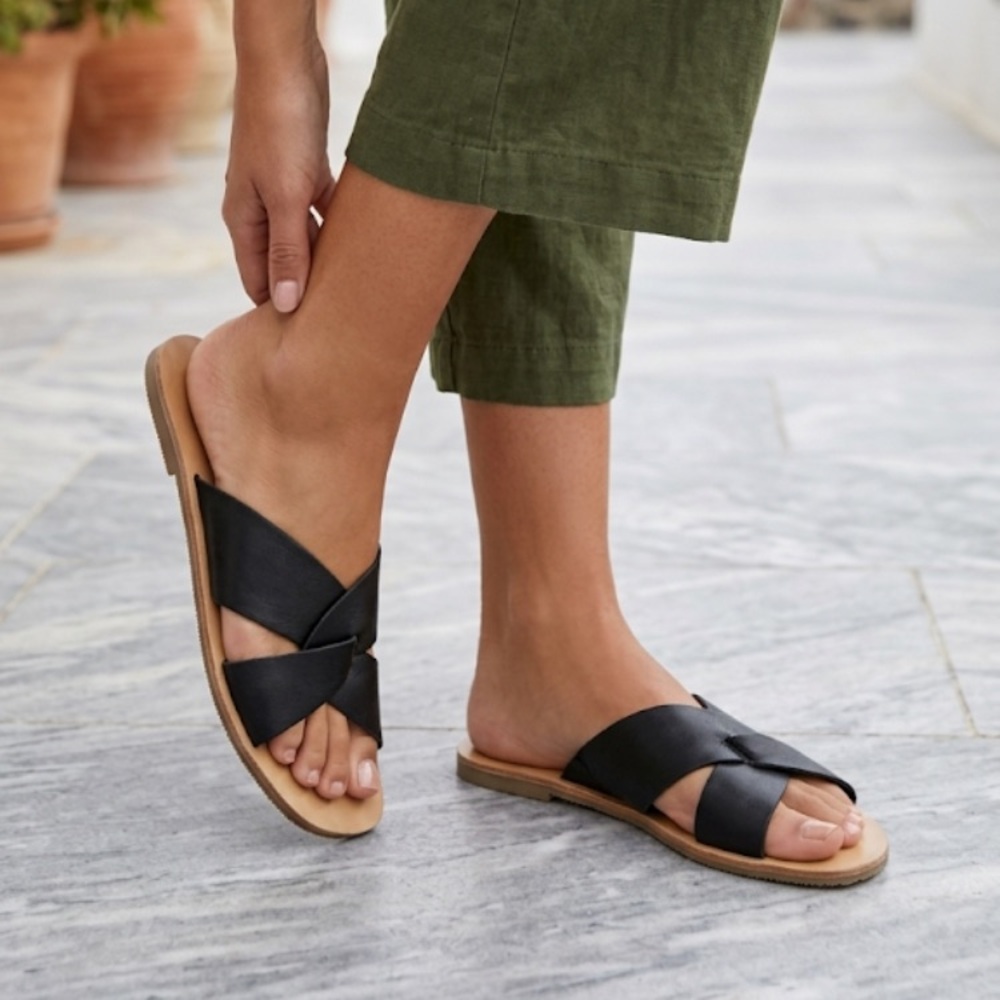 Tahari Niana Criss Cross Sandals Size 10 Twist Front Slip On Flats Black Leather